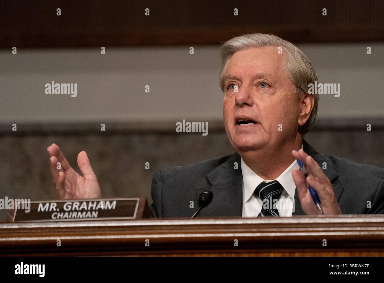 30 septembre 2020, Washington, DC, USA : dans cette photo de dossier, le sénateur américain Lindsey Graham (R-SC) pose des questions à James Comey, ancien directeur du Federal Bureau of investigation devant la Commission judiciaire du Sénat lors d'une audience de surveillance pour examiner l'enquête sur l'ouragan Crossfire à Washington DC., le mercredi 30 septembre 2020. Le super PAC républicain prépare une grande campagne publicitaire en Caroline du Sud, dans l'espoir de stimuler le GOP Sen. Lindsey Graham dans une campagne de réélection. (Crédit image : © TNS via ZUMA Wire) Banque D'Images