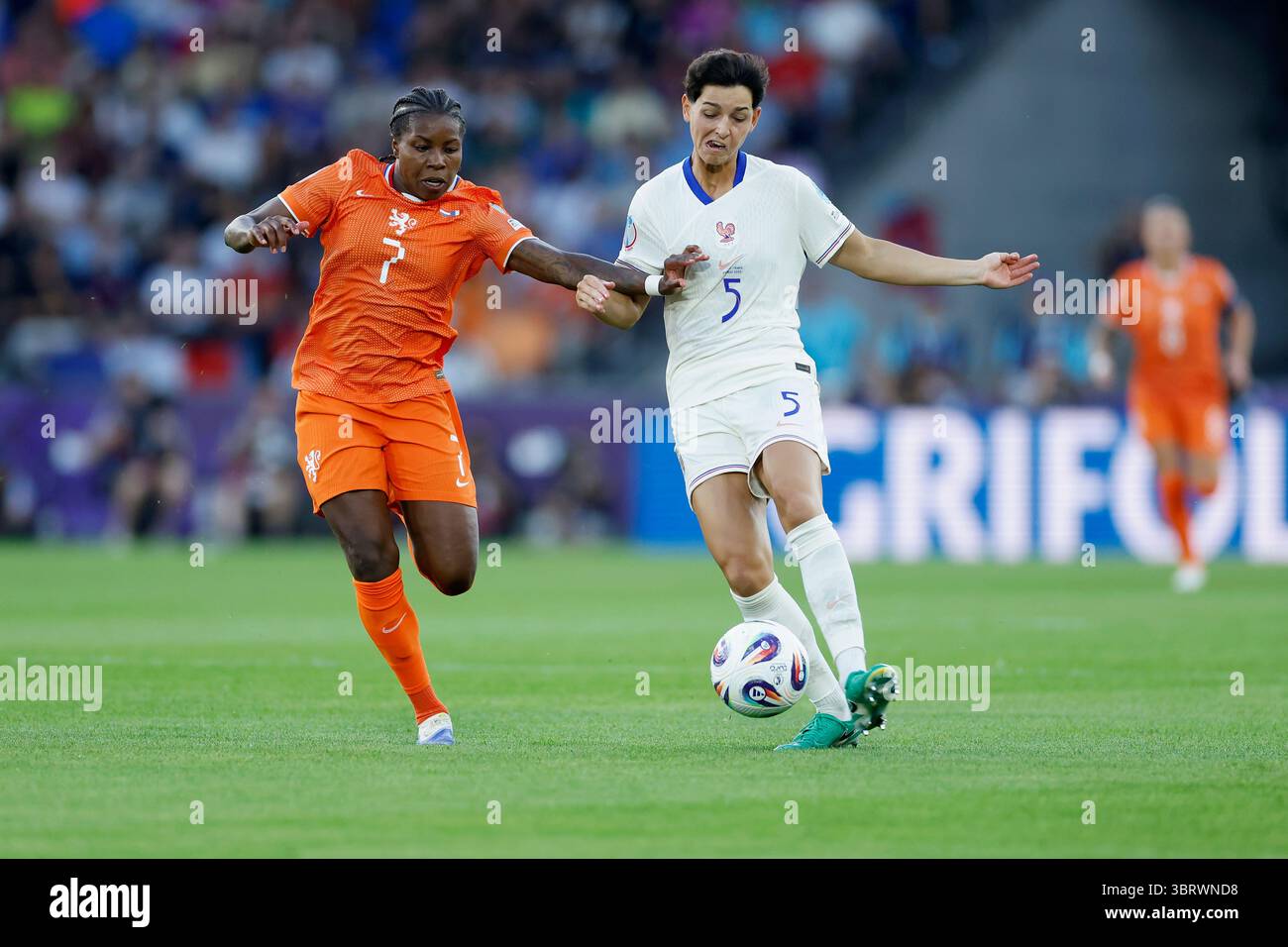 V.L. Lineth Beerensteyn (Niederlande, 7) und Elisa de Almeida (Frankreich, 5), 13.07.2025, Fussball, UEFA Womens Euro, Niederlande - Frankreich, Schweiz, Basel, équipé Jakob-Park. Foto Credit : HMB Media/Alamy Live News Banque D'Images V.L. Lineth Beerensteyn (Niederlande, 7) und Elisa de Almeida (Frankreich, 5), 13.07.2025, Fussball, UEFA Womens Euro, Niederlande - Frankreich, Schweiz, Basel, équipé Jakob-Park. Foto Credit : HMB Media/Alamy Live News Banque D'Images