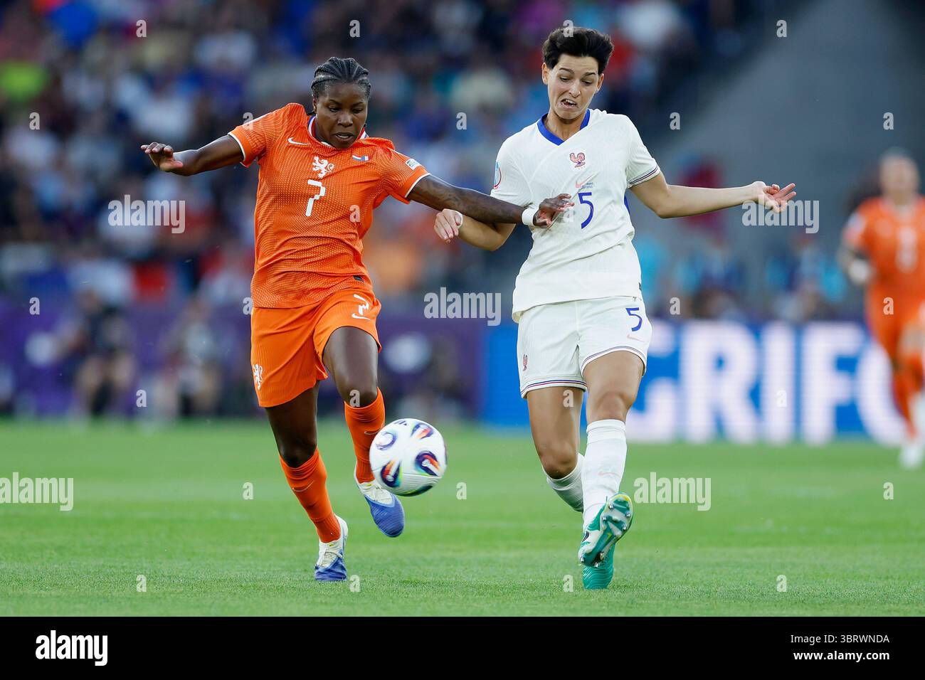 V.L. Lineth Beerensteyn (Niederlande, 7) und Elisa de Almeida (Frankreich, 5), 13.07.2025, Fussball, UEFA Womens Euro, Niederlande - Frankreich, Schweiz, Basel, équipé Jakob-Park. Foto Credit : HMB Media/Alamy Live News Banque D'Images V.L. Lineth Beerensteyn (Niederlande, 7) und Elisa de Almeida (Frankreich, 5), 13.07.2025, Fussball, UEFA Womens Euro, Niederlande - Frankreich, Schweiz, Basel, équipé Jakob-Park. Foto Credit : HMB Media/Alamy Live News Banque D'Images