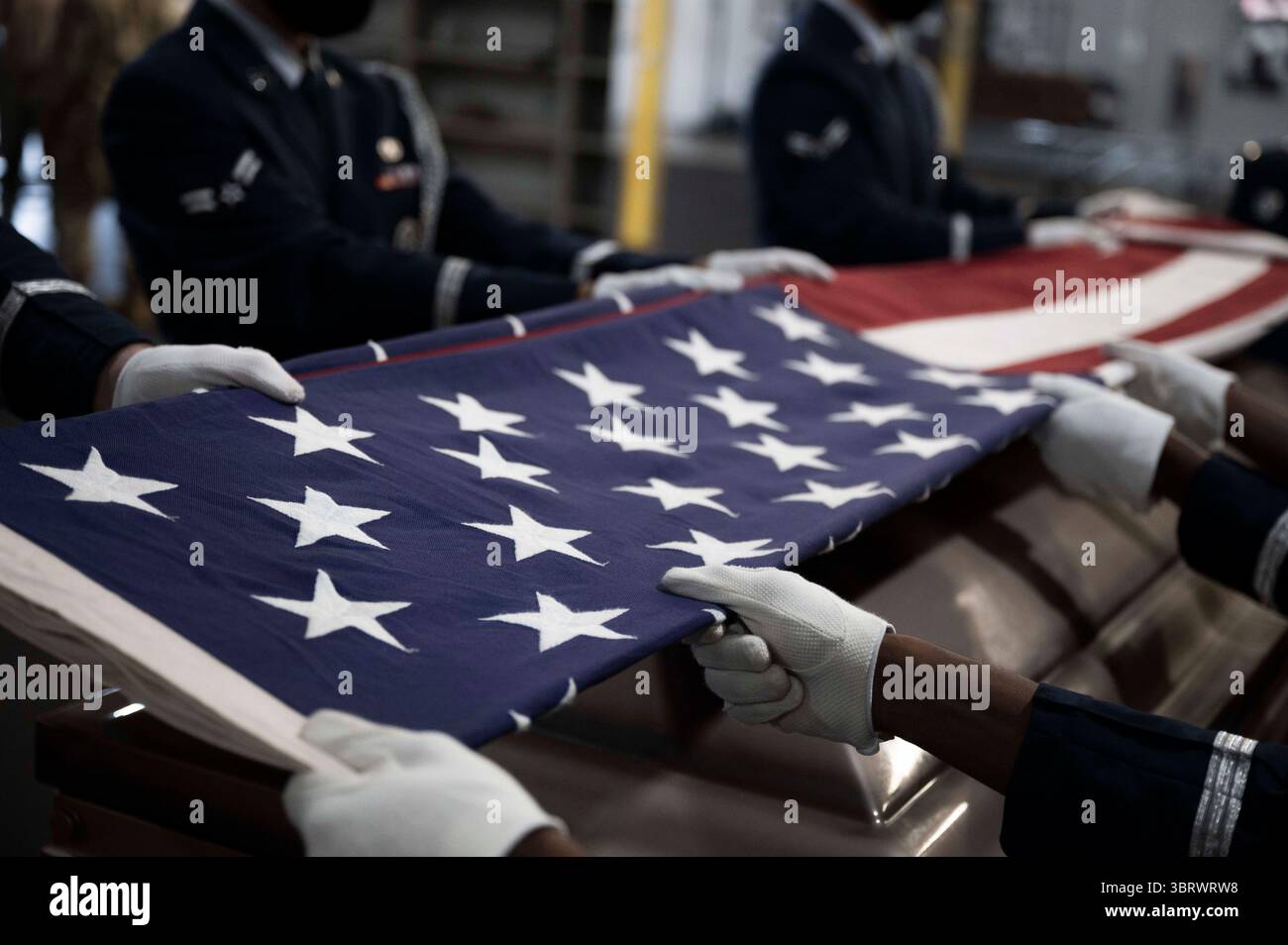 25 août 2020 - base aérienne de Little Rock, Arkansas, États-Unis - les gardiens de cérémonie plient le drapeau américain pendant la pratique à la base aérienne de Little Rock, Arkansas, août. 25, 2020. L'exercice de pratique était une reproduction d'une cérémonie funéraire dans laquelle le drapeau drapé sur le cercueil est plié et offert aux plus proches parents défunts. (Image de crédit : © Isaiah Miller/U.S. Air Force/ZUMA Wire/ZUMAPRESS.com) Banque D'Images