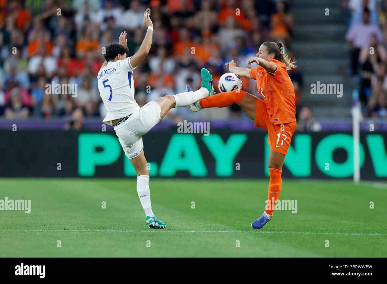 V.L. Elisa de Almeida (Frankreich, 5) und Victoria Pelova (Niederlande, 17), 13.07.2025, Fussball, UEFA Womens Euro, Niederlande - Frankreich, Schweiz, Basel, équipé Jakob-Park. Foto Credit : HMB Media/Alamy Live News Banque D'Images V.L. Elisa de Almeida (Frankreich, 5) und Victoria Pelova (Niederlande, 17), 13.07.2025, Fussball, UEFA Womens Euro, Niederlande - Frankreich, Schweiz, Basel, équipé Jakob-Park. Foto Credit : HMB Media/Alamy Live News Banque D'Images