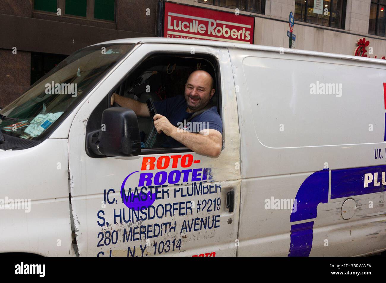 2 octobre 2020, New York, New York, États-Unis : en 1933 Samuel Blanc a créé une machine de nettoyage des égouts à partir d'un moteur de machine à laver et de roues de patins à roulettes. L'appareil a utilisé une combinaison de lames spéciales pour couper les racines des arbres dans les conduites d'égout. Aucun creusement n'a été nécessaire. Roto-Rooter est le plus important fournisseur de services de plomberie, de nettoyage de drains et de nettoyage de l'eau en Amérique du Nord. (Crédit image : © John Marshall Mantel/ZUMA Wire) Banque D'Images