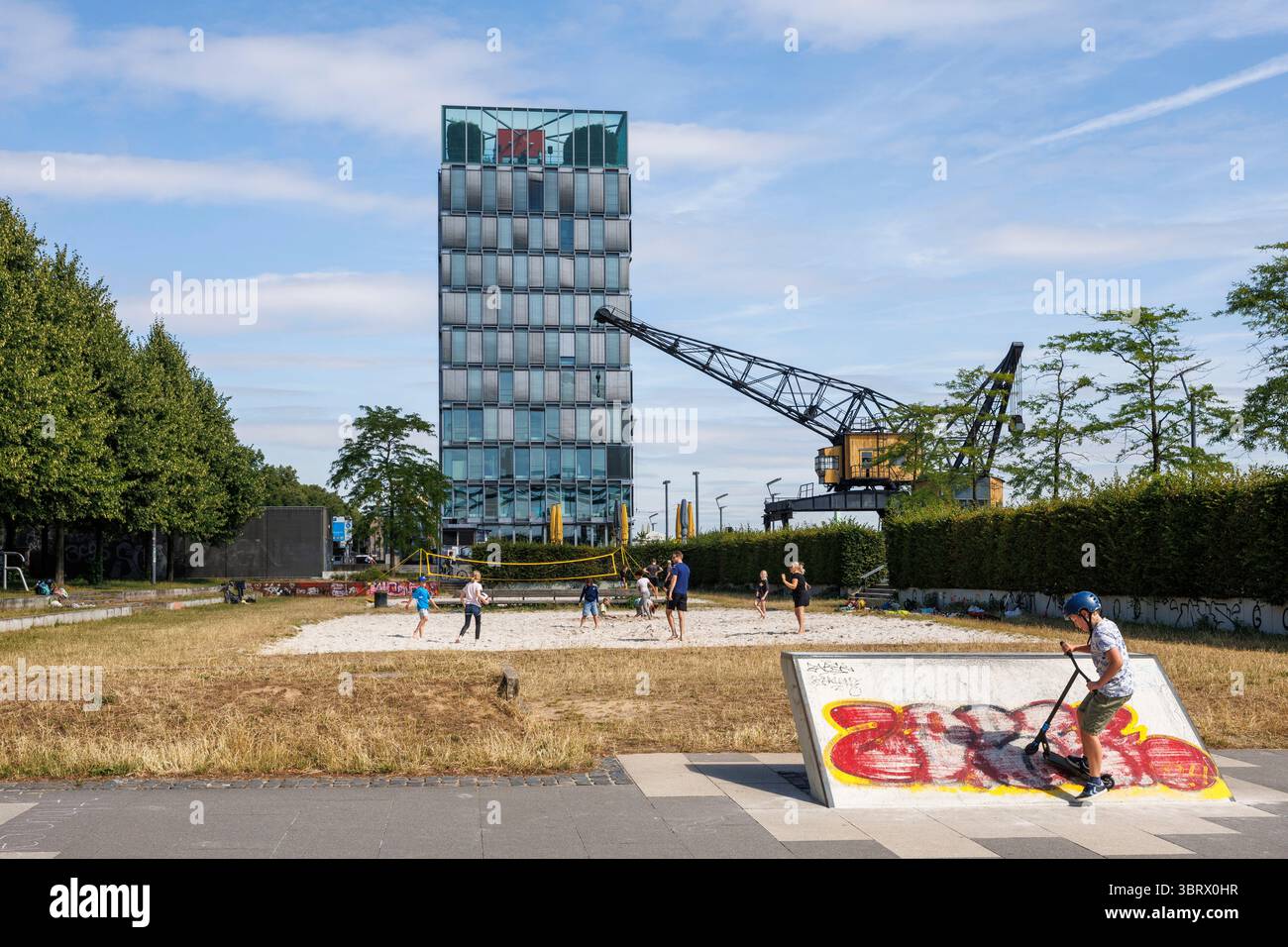 Terrain de Beach volley en face de l'immeuble de bureaux KAP sur Suedkai dans le port de Rheinau, Cologne, Allemagne. Beachvolleyballplatz vor dem Buerogeba Banque D'Images