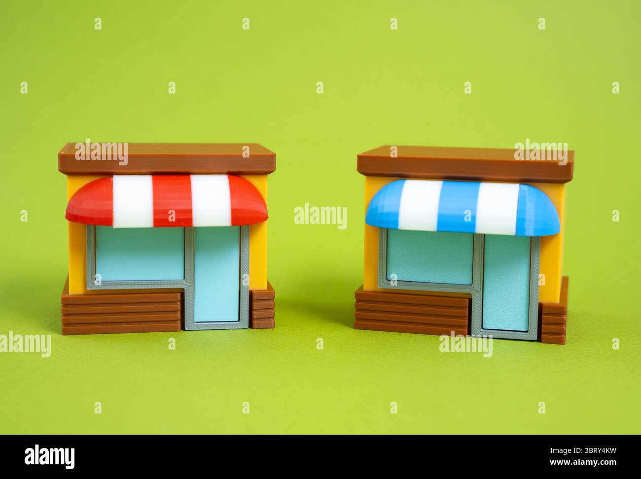 Deux magasins concurrents. Concurrence sur le marché, différenciation des marques et guerres de prix. Choix du consommateur, rivalité de voisinage et marketing stratégique dans le ret Banque D'Images