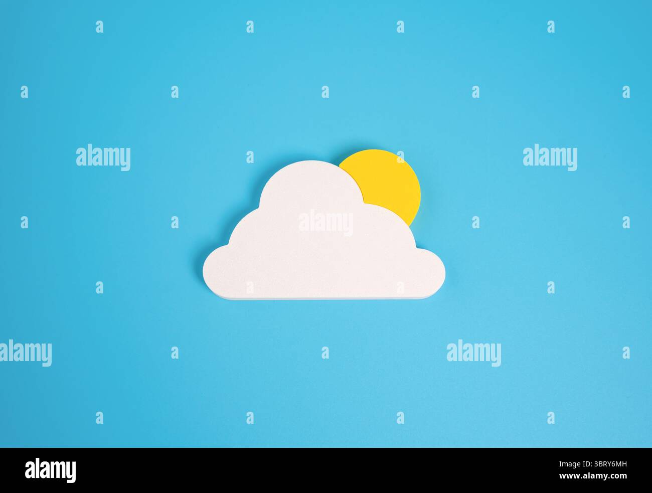 Soleil derrière le nuage, concept minimaliste. Temps, partiellement nuageux. Changements climatiques, prévisions partiellement ensoleillées ou incertitude métaphorique. Sautes d'humeur Banque D'Images