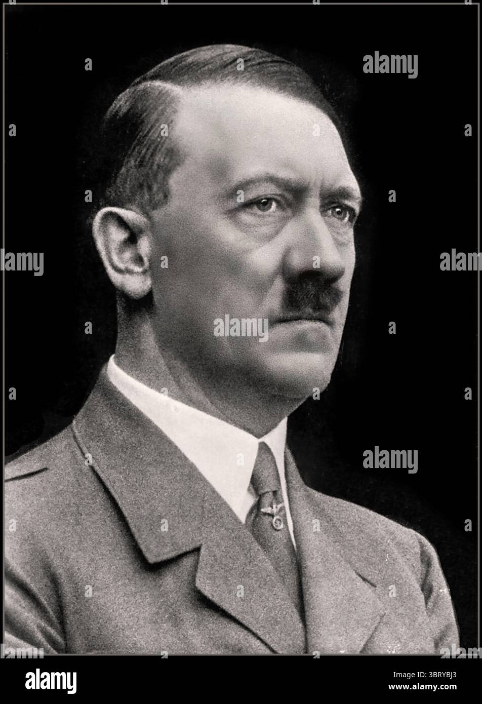 PORTRAIT D'ADOLF HITLER VISAGE B&W Fermer portrait d'Adolf Hitler par Heinrich Hoffman (photographe personnel) 1939 Banque D'Images PORTRAIT D'ADOLF HITLER VISAGE B&W Fermer portrait d'Adolf Hitler par Heinrich Hoffman (photographe personnel) 1939 Banque D'Images