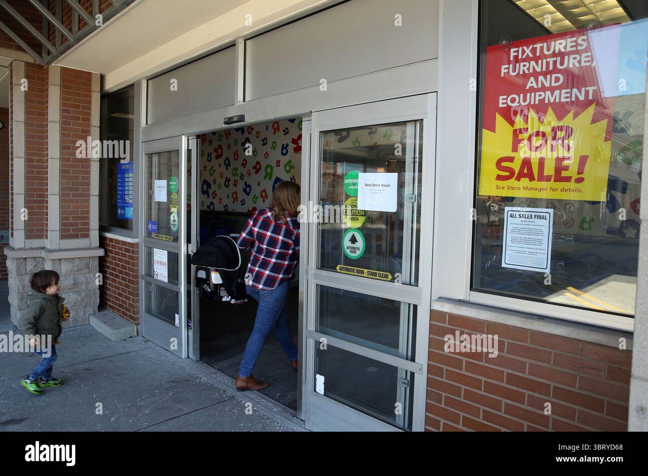19 avril 2018 - Chicago, il, États-Unis - Un magasin Toys R US dans le centre commercial Roscoe Square le jeudi 19 avril 2018 à Chicago, Ill. Ashley Furniture a été le soumissionnaire gagnant pour le magasin. (Crédit image : © Terrence Antonio James/TNS via ZUMA Wire) Banque D'Images