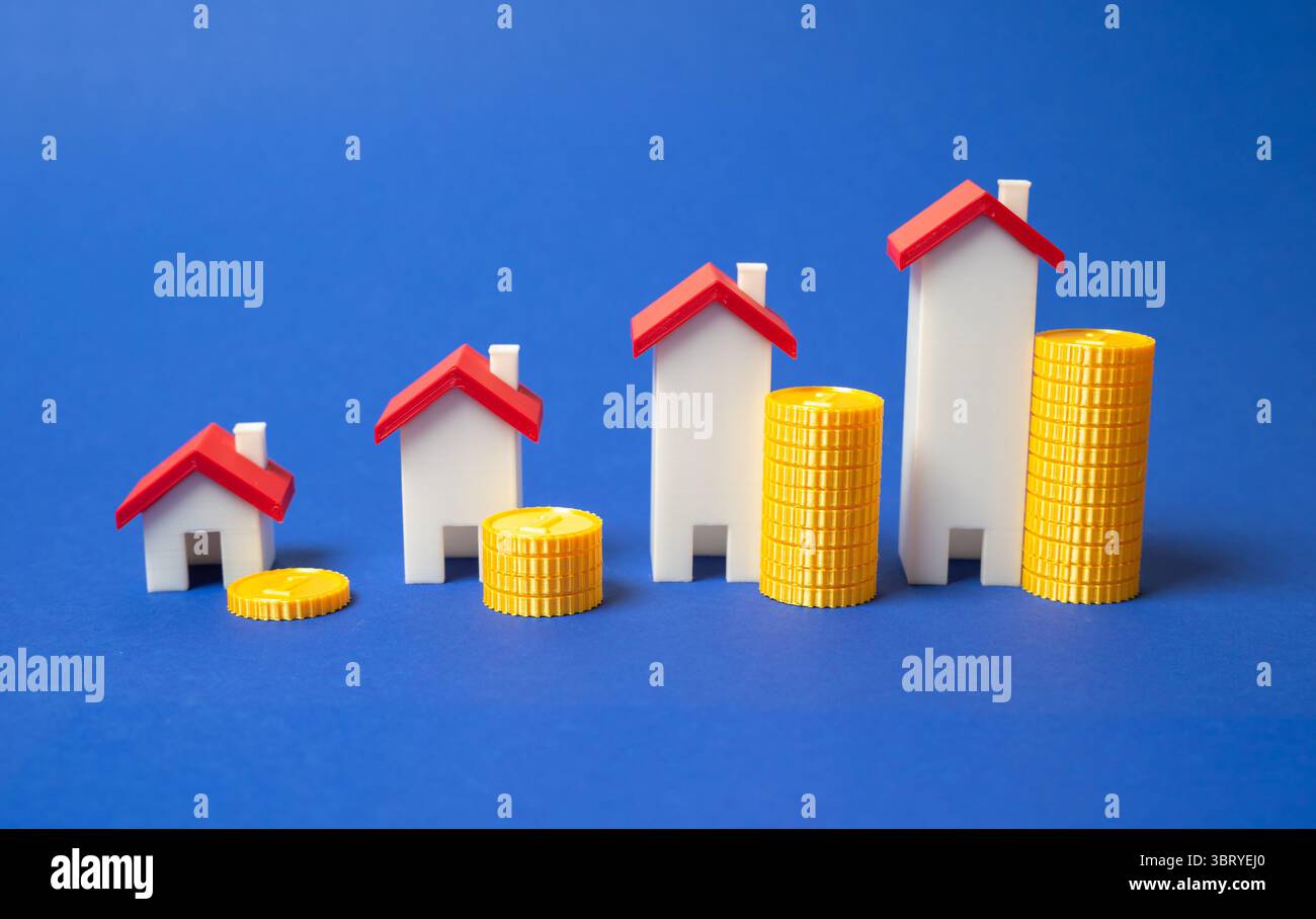 Les maisons avec des pièces de monnaie forment un graphique croissant. Hausse des prix des logements, augmentation de la valeur. Tarifs et factures pour l'entretien des logements. Augmentation de la valeur des propriétés, in Banque D'Images