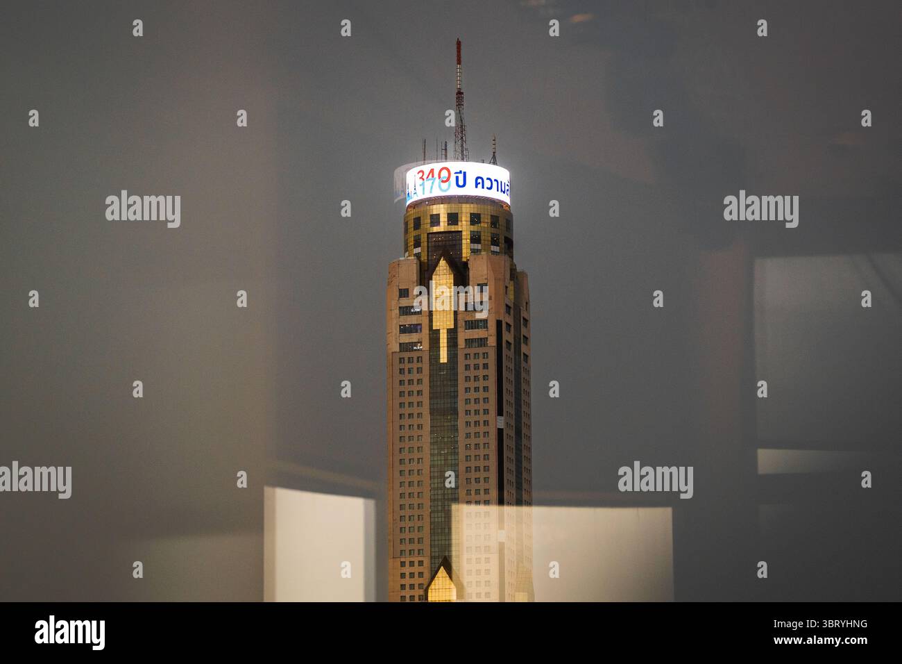 Un logo commémoratif est projeté au sommet de la Tour Baiyoke II lors de la fête nationale française pour marquer 340 ans d'amitié franco-thaïlandaise et 170 ans de relations diplomatiques. Pour célébrer le 340e anniversaire de la première mission diplomatique entre la France et le Siam en 1685 et le 170e anniversaire de l’établissement officiel des relations diplomatiques en 1856, un logo commémoratif a été projeté au sommet de la Tour Baiyoke II le 14 juillet. L'illumination est visible à travers le quartier de Ratchathewi de 6h00 à 22h00 et marque un geste symbolique de l'amitié de longue date entre la France et Thail Banque D'Images