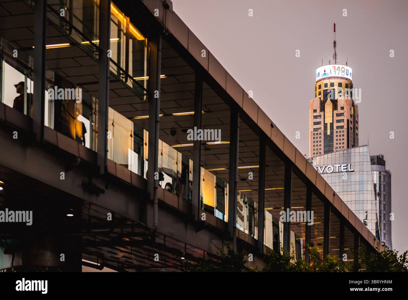 Un logo commémoratif est projeté au sommet de la Tour Baiyoke II lors de la fête nationale française pour marquer 340 ans d'amitié franco-thaïlandaise et 170 ans de relations diplomatiques. Pour célébrer le 340e anniversaire de la première mission diplomatique entre la France et le Siam en 1685 et le 170e anniversaire de l’établissement officiel des relations diplomatiques en 1856, un logo commémoratif a été projeté au sommet de la Tour Baiyoke II le 14 juillet. L'illumination est visible à travers le quartier de Ratchathewi de 6h00 à 22h00 et marque un geste symbolique de l'amitié de longue date entre la France et Thail Banque D'Images