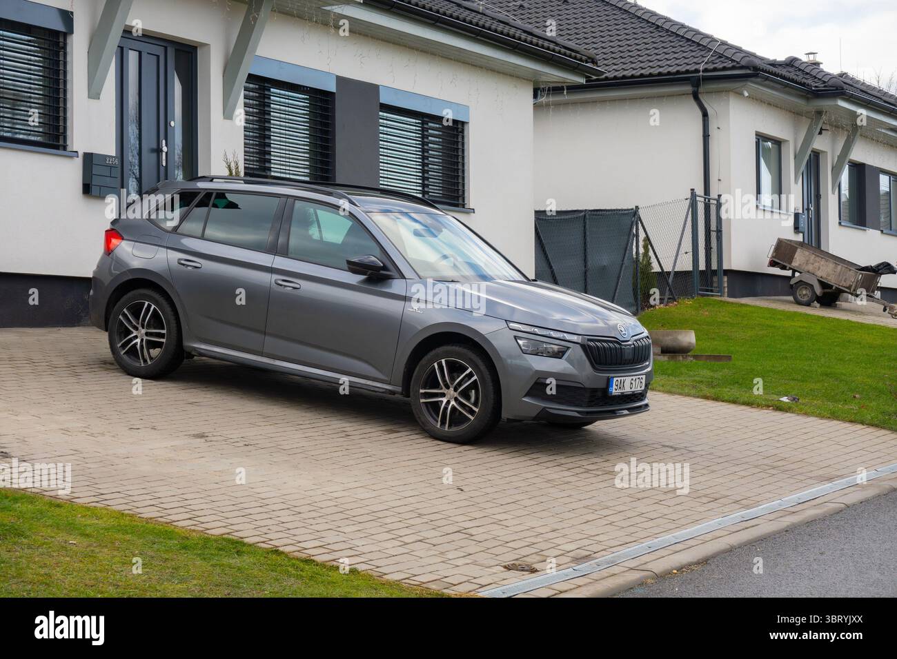 Petrvald, Tchéquie - 26 janvier 2024 : Skoda Kamiq devant des maisons familiales modernes construites par des promoteurs Banque D'Images
