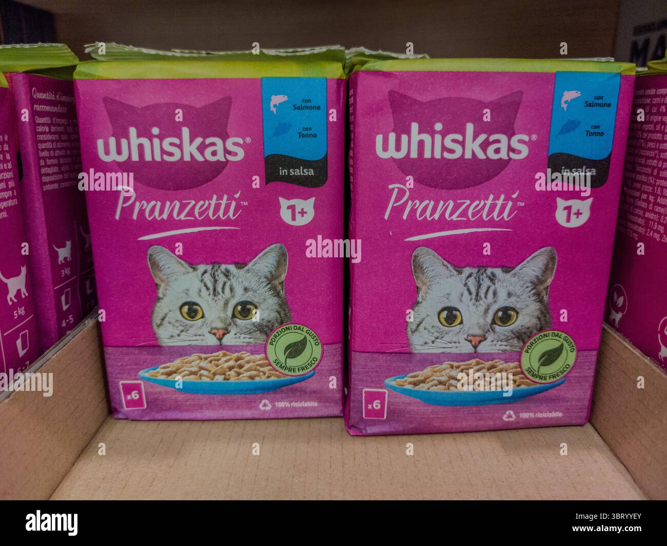 EMBALLAGES DE NOURRITURE WHISKAS CAT EXPOSÉS À L'INTÉRIEUR DU MAGASIN D'ALIMENTATION Banque D'Images