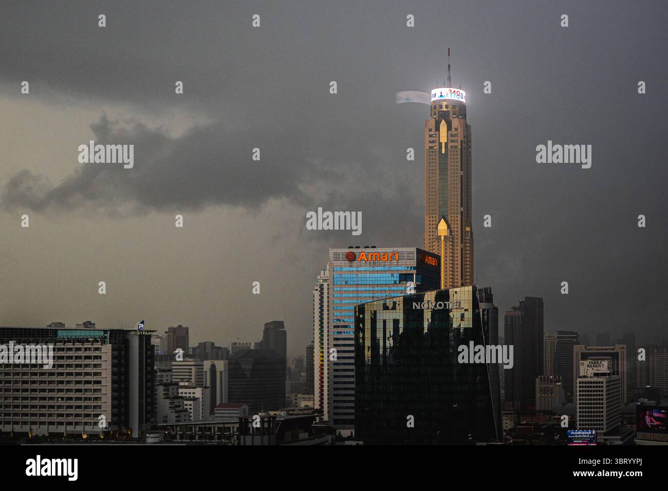 Un logo commémoratif est projeté au sommet de la Tour Baiyoke II lors de la fête nationale française pour marquer 340 ans d'amitié franco-thaïlandaise et 170 ans de relations diplomatiques. Pour célébrer le 340e anniversaire de la première mission diplomatique entre la France et le Siam en 1685 et le 170e anniversaire de l’établissement officiel des relations diplomatiques en 1856, un logo commémoratif a été projeté au sommet de la Tour Baiyoke II le 14 juillet. L'illumination est visible à travers le quartier de Ratchathewi de 6h00 à 22h00 et marque un geste symbolique de l'amitié de longue date entre la France et Thail Banque D'Images