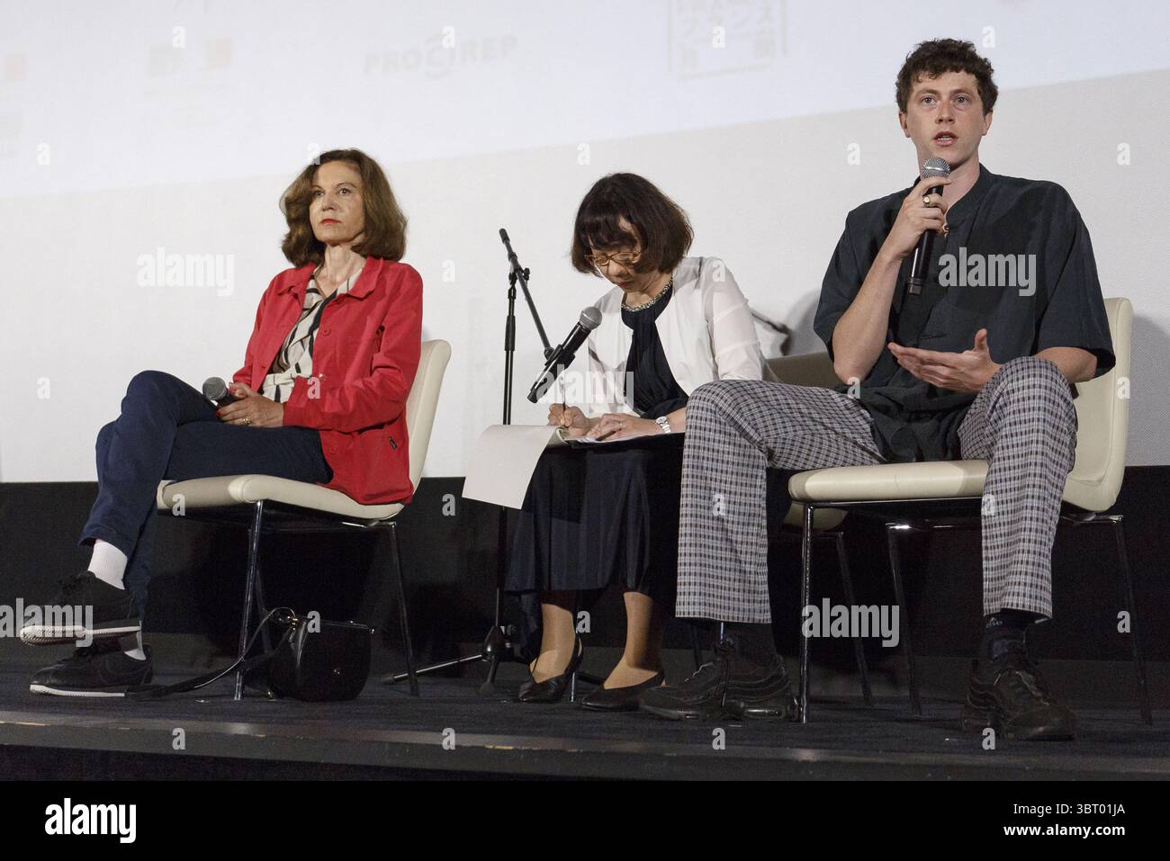 23 juin 2018 - Yokohama, Japon - la réalisatrice française Anne Fontaine (à gauche) et l'acteur Finnegan Oldfield (à droite) interviennent lors d'un talk-show pour le film ''Marvin ou la belle education'' lors du Festival du film Français au Japon 2018 à Yokohama, au Japon. Après la projection du film ''Marvin ou la belle éducation'', la réalisatrice Anne Fontaine et l'acteur Finnegan Oldfield ont échangé leurs points de vue et répondu aux questions des médias et des fans dans le cadre du Festival du film Français au Japon 2018 qui s'est tenu jusqu'au 24 juin. (Crédit image : © Rodrigo Reyes Marin/via ZUMA Wire via ZUMA Wire) Banque D'Images