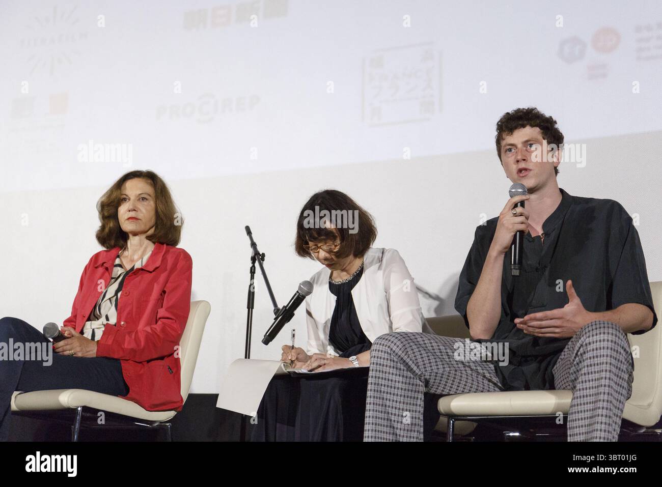 23 juin 2018 - Yokohama, Japon - la réalisatrice française Anne Fontaine (à gauche) et l'acteur Finnegan Oldfield (à droite) interviennent lors d'un talk-show pour le film ''Marvin ou la belle education'' lors du Festival du film Français au Japon 2018 à Yokohama, au Japon. Après la projection du film ''Marvin ou la belle éducation'', la réalisatrice Anne Fontaine et l'acteur Finnegan Oldfield ont échangé leurs points de vue et répondu aux questions des médias et des fans dans le cadre du Festival du film Français au Japon 2018 qui s'est tenu jusqu'au 24 juin. (Crédit image : © Rodrigo Reyes Marin/via ZUMA Wire via ZUMA Wire) Banque D'Images