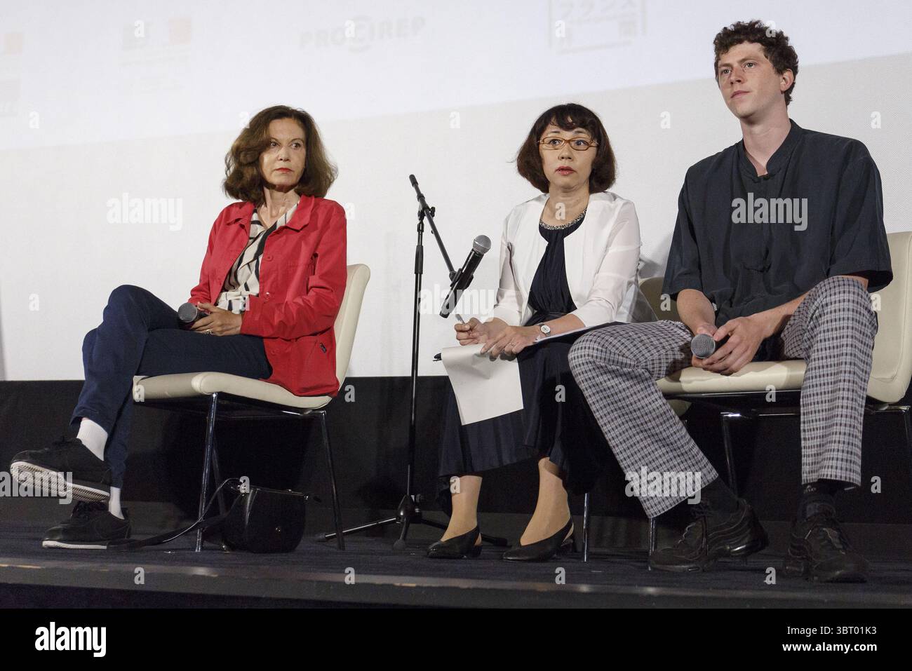 23 juin 2018 - Yokohama, Japon - la réalisatrice française Anne Fontaine (à gauche) et l'acteur Finnegan Oldfield (à droite) assistent à un talk-show pour le film ''Marvin ou la belle education'' lors du Festival du film Français au Japon 2018 à Yokohama, au Japon. Après la projection du film ''Marvin ou la belle éducation'', la réalisatrice Anne Fontaine et l'acteur Finnegan Oldfield ont échangé leurs points de vue et répondu aux questions des médias et des fans dans le cadre du Festival du film Français au Japon 2018 qui s'est tenu jusqu'au 24 juin. (Crédit image : © Rodrigo Reyes Marin/via ZUMA Wire via ZUMA Wire) Banque D'Images