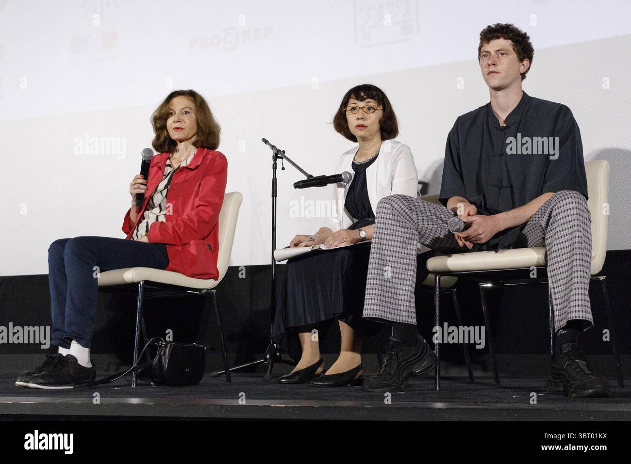 23 juin 2018 - Yokohama, Japon - la réalisatrice française Anne Fontaine (à gauche) et l'acteur Finnegan Oldfield (à droite) interviennent lors d'un talk-show pour le film ''Marvin ou la belle education'' lors du Festival du film Français au Japon 2018 à Yokohama, au Japon. Après la projection du film ''Marvin ou la belle éducation'', la réalisatrice Anne Fontaine et l'acteur Finnegan Oldfield ont échangé leurs points de vue et répondu aux questions des médias et des fans dans le cadre du Festival du film Français au Japon 2018 qui s'est tenu jusqu'au 24 juin. (Crédit image : © Rodrigo Reyes Marin/via ZUMA Wire via ZUMA Wire) Banque D'Images