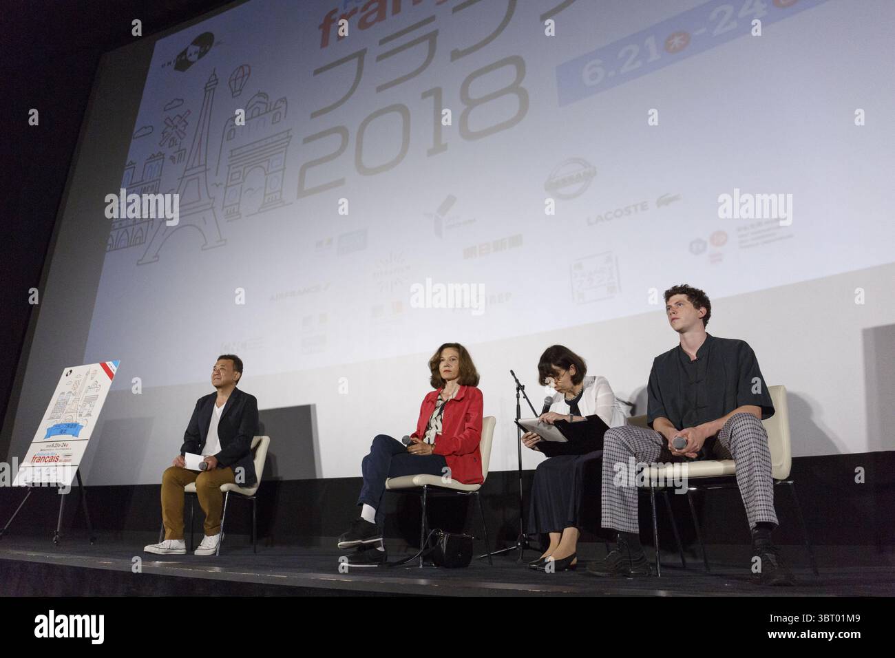 23 juin 2018 - Yokohama, Japon - la réalisatrice française Anne Fontaine (C) et l'acteur Finnegan Oldfield (R) assistent à un talk-show pour le film ''Marvin ou la belle éducation'' lors du Festival du film Français au Japon 2018 à Yokohama, Japon. Après la projection du film ''Marvin ou la belle éducation'', la réalisatrice Anne Fontaine et l'acteur Finnegan Oldfield ont échangé leurs points de vue et répondu aux questions des médias et des fans dans le cadre du Festival du film Français au Japon 2018 qui s'est tenu jusqu'au 24 juin. (Crédit image : © Rodrigo Reyes Marin/via ZUMA Wire via ZUMA Wire) Banque D'Images