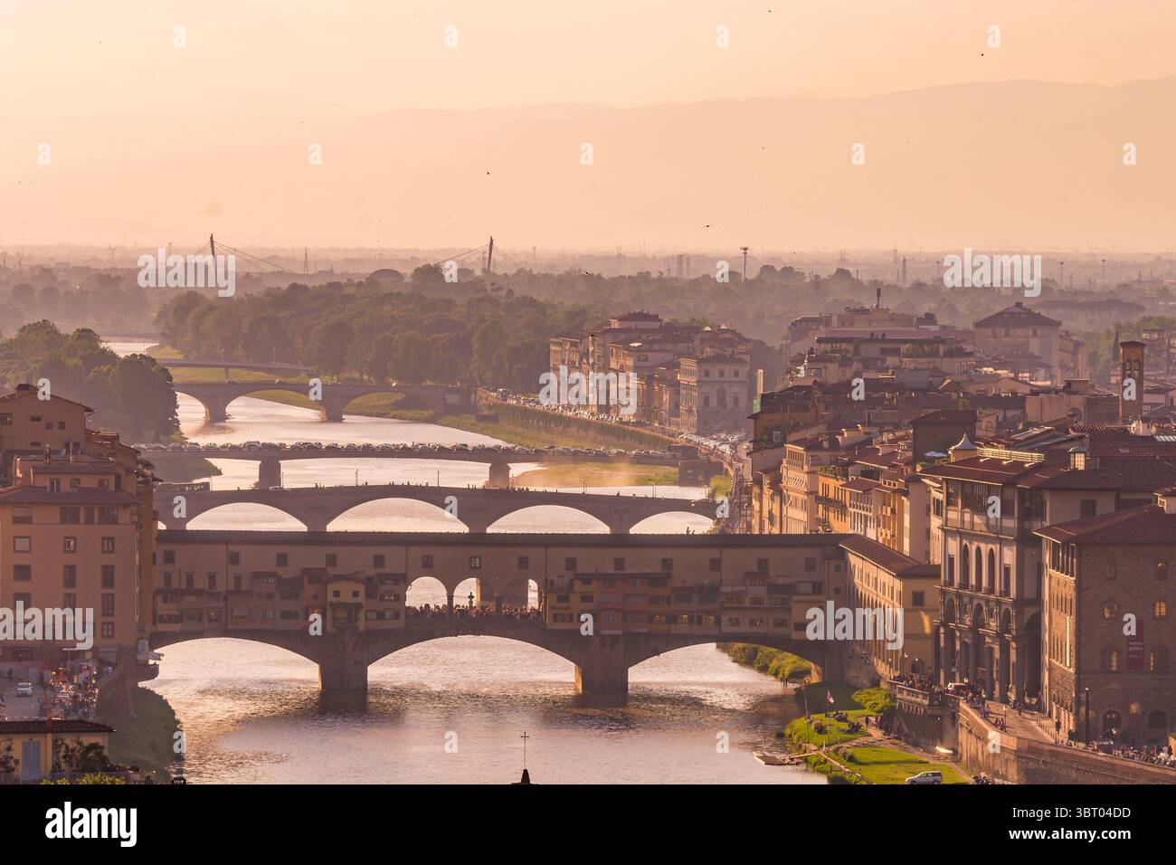 Ponts de Florence baignés de lumière dorée Banque D'Images