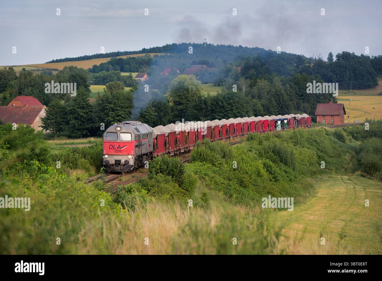 Transport de ballast ferroviaire lourd capturé à Doboszowice. Banque D'Images