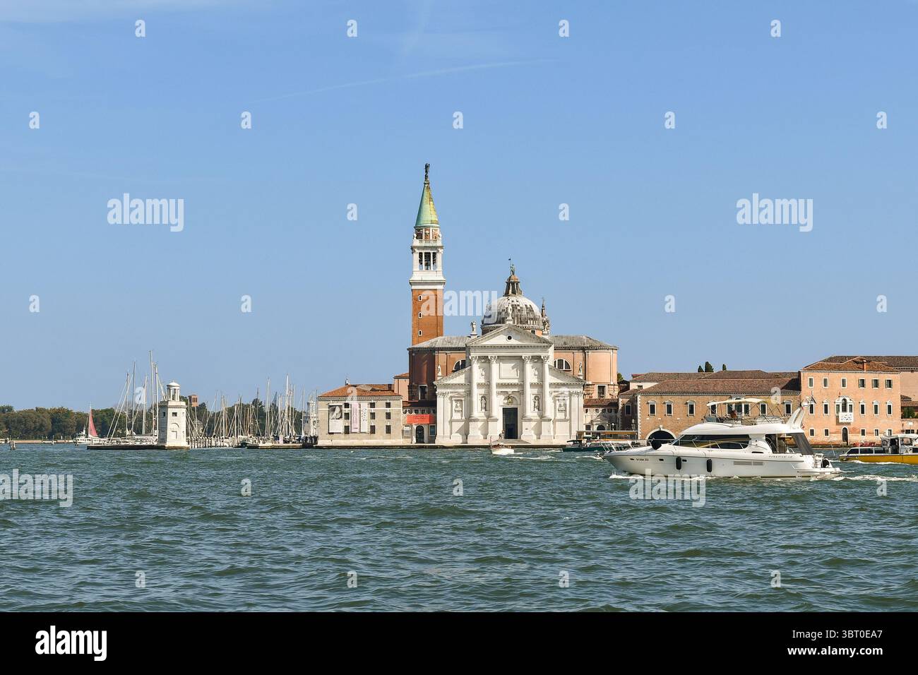 Vue de l'île San Giorgio Maggiore, avec la basilique de l'architecte de la Renaissance Andrea Palladio, dans le bassin Saint-Marc, Venise, Vénétie, Italie Banque D'Images