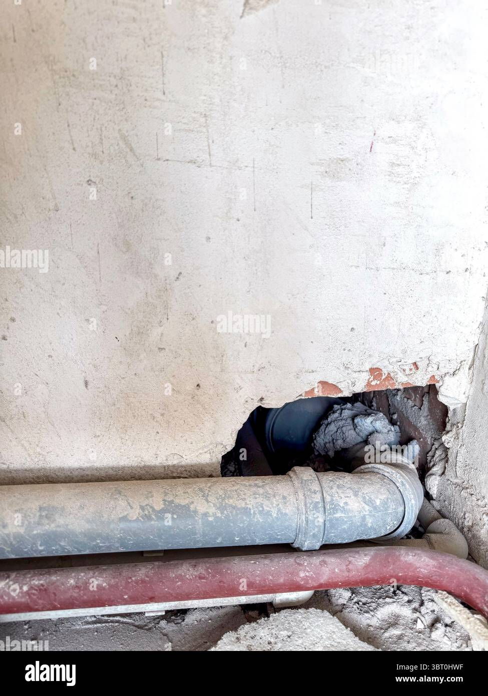 Installation de tuyaux de plomberie dans un nouveau bâtiment résidentiel. Tuyaux en plastique installés lors de la construction d'une nouvelle maison Banque D'Images