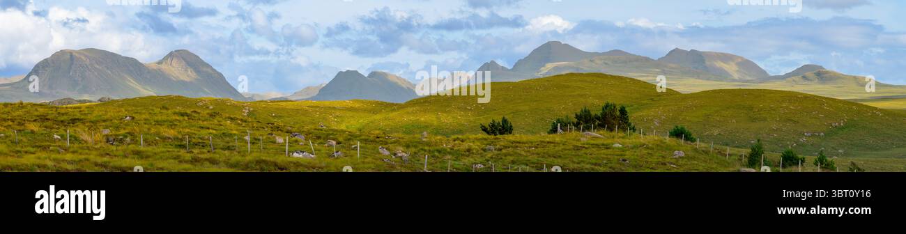 Un panorama à couper le souffle met en valeur les montagnes majestueuses des Highlands écossais Banque D'Images