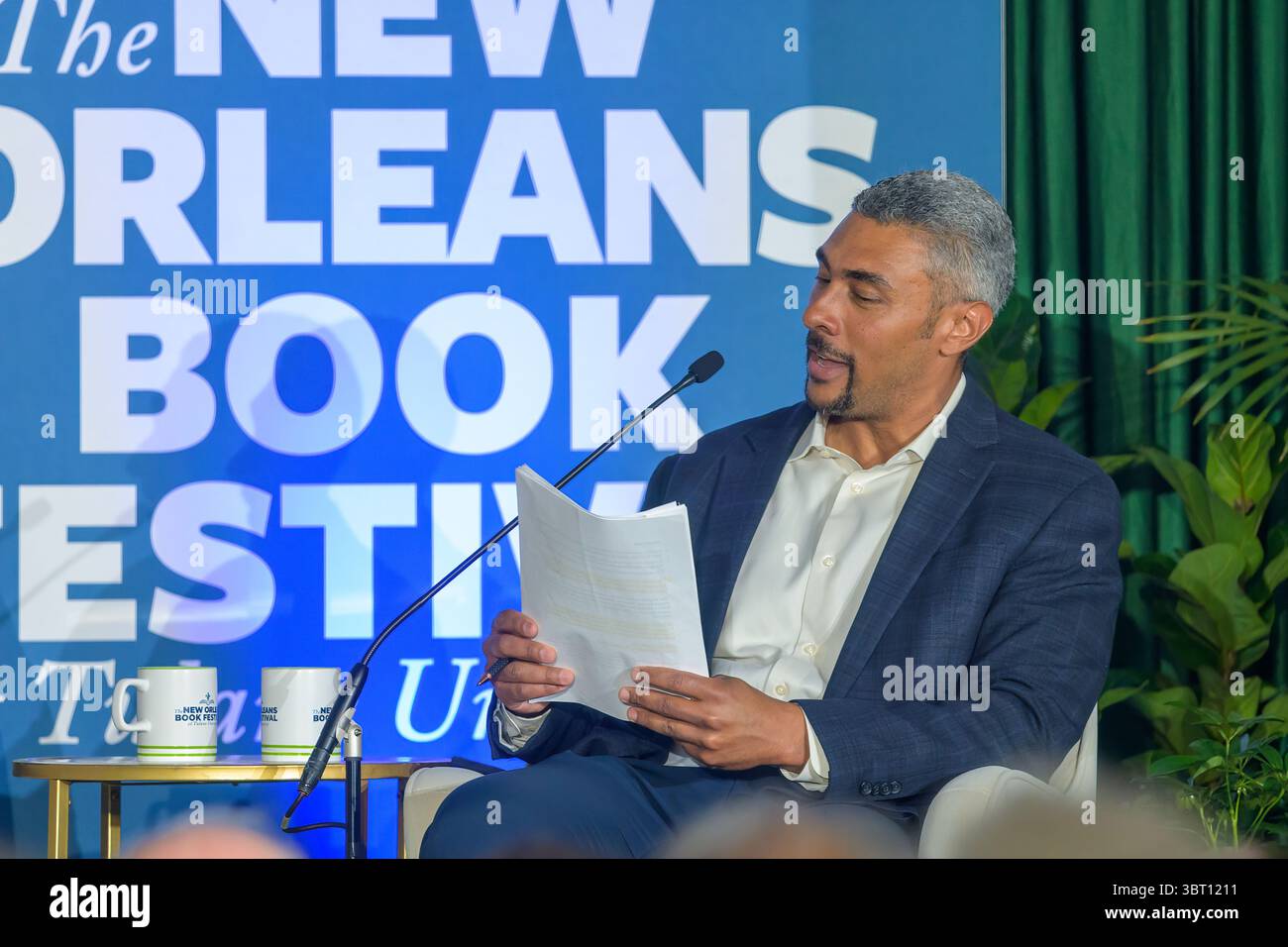 New Orleans, LOUISIANE, États-Unis - 28 mars 2025 : gros plan sur le célèbre chef créole Edgar 'Dook' Chase, IV alors qu'il anime la discussion sur les plus grandes cuisines de la Nouvelle-Orléans au New Orleans Book Festival à l'Université de Tulane Banque D'Images