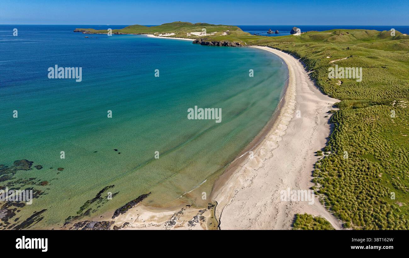 Balnakeil Bay and Beach Sutherland Écosse plage de sable blanc éloignée et une mer bleu vert Banque D'Images