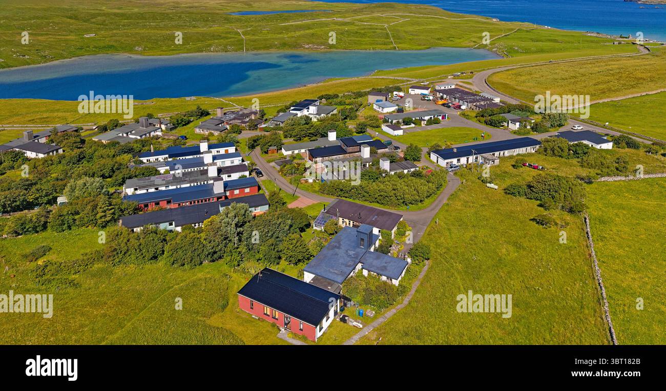Balnakeil Craft Village Durness Sutherland Écosse une vue sur les maisons du Loch Croispol en été Banque D'Images