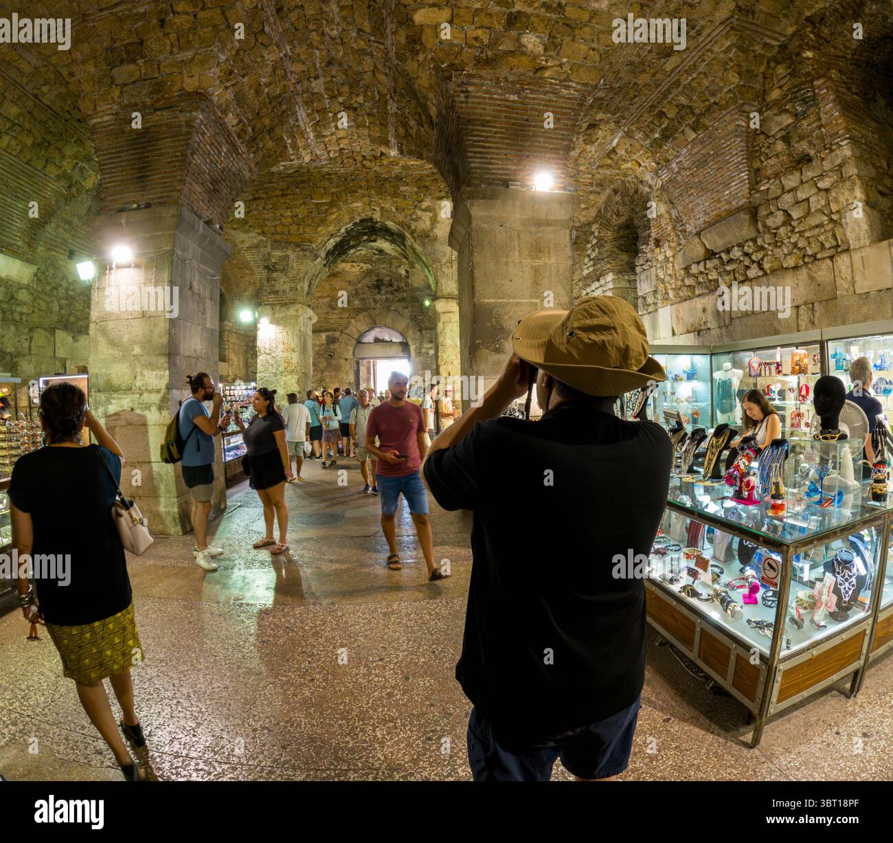 Split, Croatie - 8 septembre 2023 : les touristes explorent les anciennes caves du palais de Dioclétien, maintenant un marché animé, capturant son archit unique Banque D'Images
