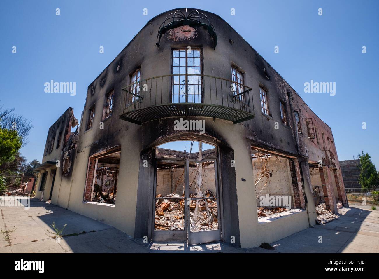 Restes d'un bâtiment incendié sur Lake Avenue à Altadena, Californie, incendié par l'incendie de forêt d'Eaton en janvier 2025. Banque D'Images