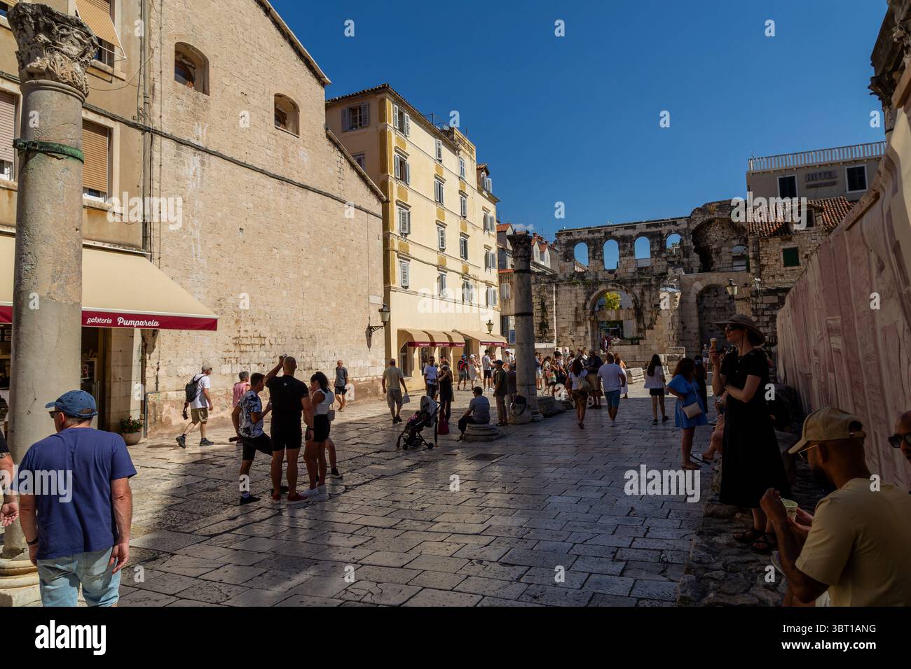 Split, Croatie - 8 septembre 2023 : les touristes explorent le palais historique de Dioclétien, un site classé au patrimoine mondial de l'UNESCO, en profitant de la journée ensoleillée. Banque D'Images