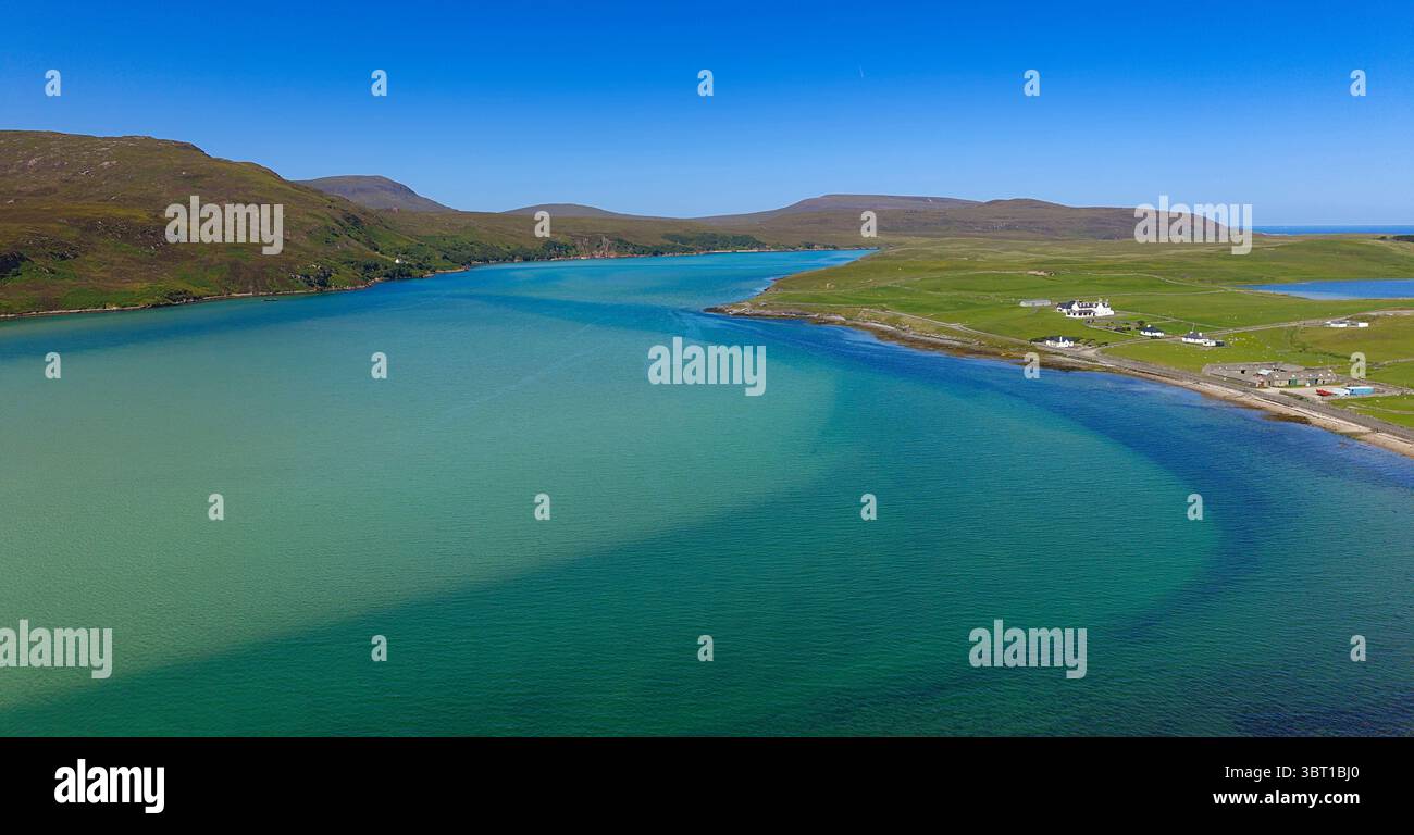 Durness Bay Sutherland Écosse le Kyle de Durness regardant vers Keoldale et Cape Wrath Lodge en été Banque D'Images