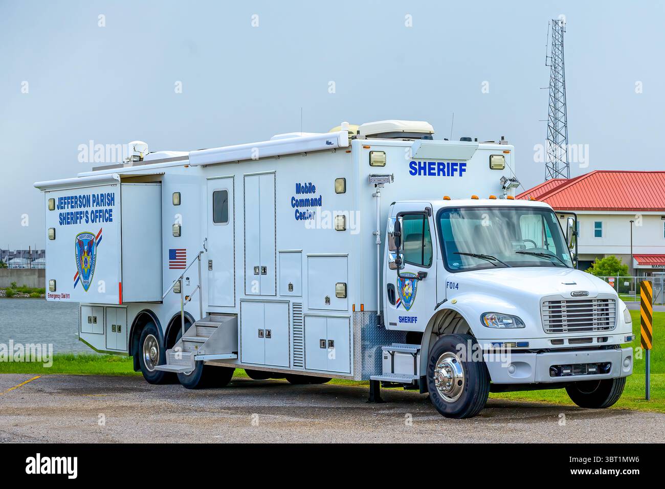 Metairie, LOUISIANE, États-Unis - 28 juin 2025 : Jefferson Parish Mobile Command Center dans un parking le long du lac Pontchartrain Lakefront pour la course du Grand Prix des bateaux à moteur de la Nouvelle-Orléans dans la banlieue de la Nouvelle-Orléans Banque D'Images