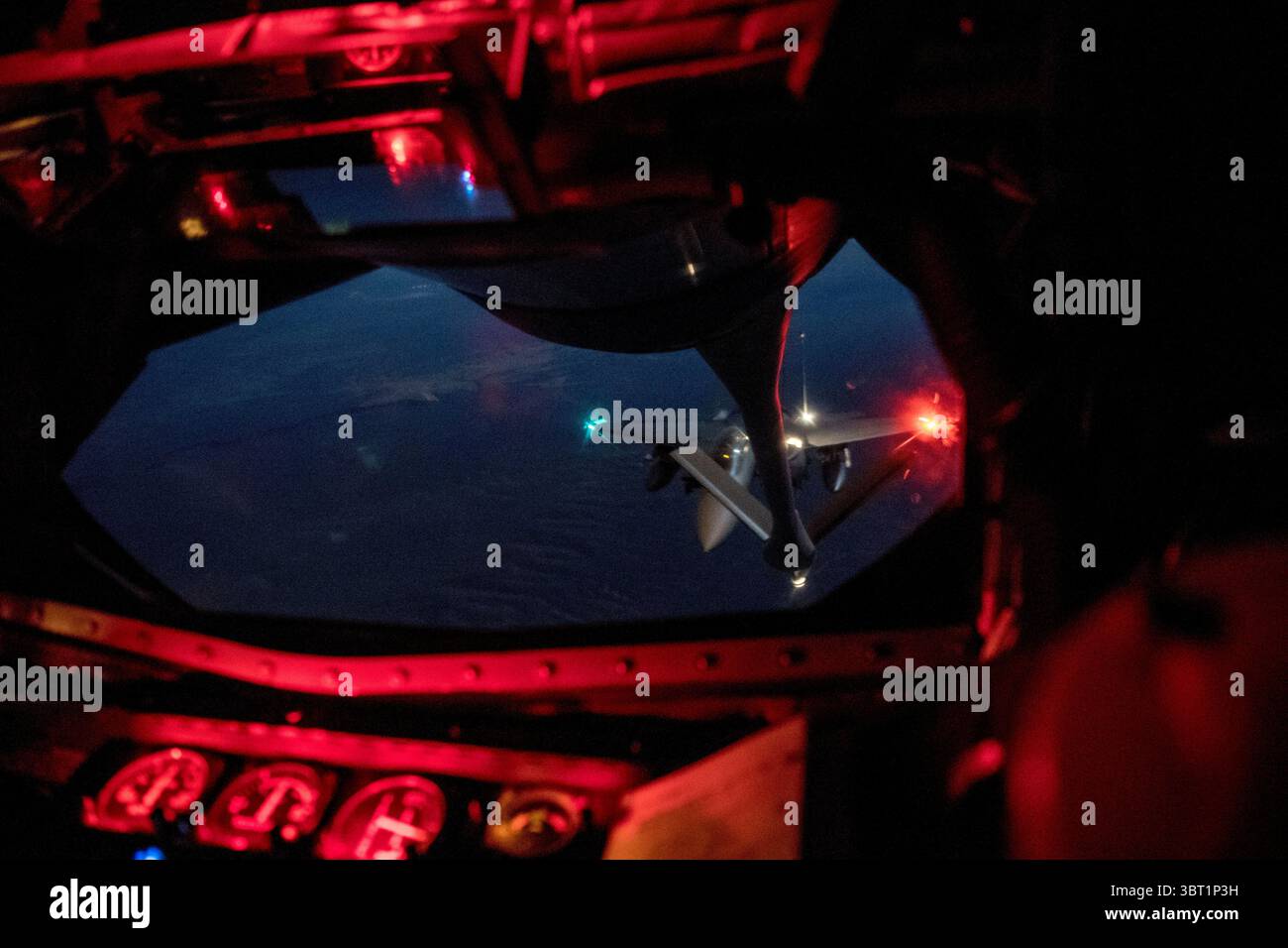 12 septembre 2019 - Fairchild Air Force base, Washington, États-Unis - Un F-16E Strike Eagle de l'US Air Force affecté au 389th Fighter Squadron, Mountain Home Air Force base, Montana, arrive à proximité d'un KC-135 Stratotanker de l'US Air Force affecté à la 92nd Air Reaveling Wing, Fairchild Air Force base, Washington, pour ravitailler le 11 septembre 2019, au centre de Washington, à l'appui de l'exercice Mobility Guardian 2019. L'exercice Mobility Guardian est le premier exercice de mobilité à grande échelle de l'Air Mobility Command. Grâce à une formation solide et pertinente, Mobility Guardian améliore la préparation et les capacités Banque D'Images