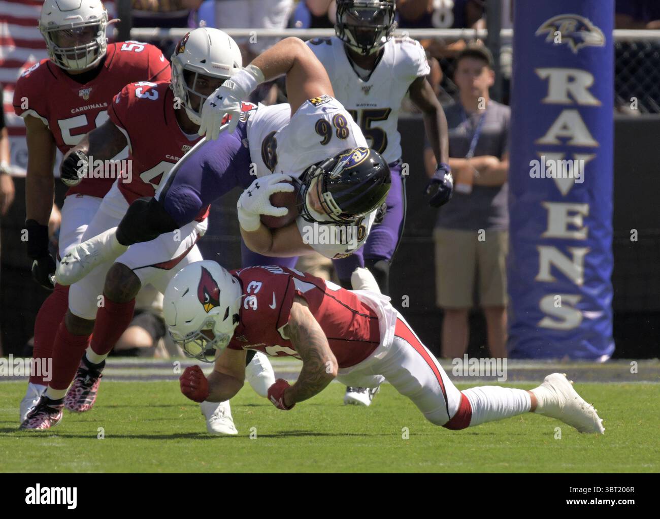 15 septembre 2019, Baltimore, MD, États-Unis : Baltimore Ravens Tight End Nick Boyle (86) barils sur Arizona Cardinals cornerback Byron Murphy Jr. (33) pour une première descente lors du premier trimestre de l'ouverture de la saison 2019 à Baltimore Sun., 15 septembre 2019. Baltimore a gagné, 23-17. (Crédit image : © TNS via ZUMA Wire) Banque D'Images