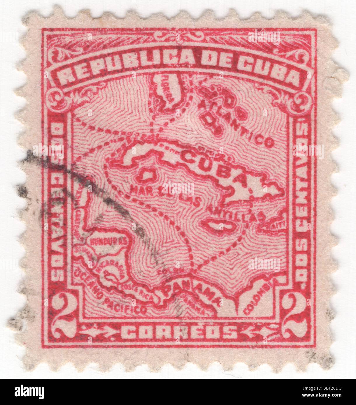 CUBA - 1914 février 24 : 2 timbres centavo rose carmin représentant une carte du pays. Cuba est un archipel de 4 195 îles, cayes et îlots situés dans le nord de la mer des Caraïbes à la confluence avec le golfe du Mexique et l'océan Atlantique. Avec toute l'île au sud du tropique du cancer, le climat local est tropical, modéré par les alizés du nord-est qui soufflent toute l'année. La température est également façonnée par le courant des Caraïbes, qui apporte de l'eau chaude de l'Équateur Banque D'Images