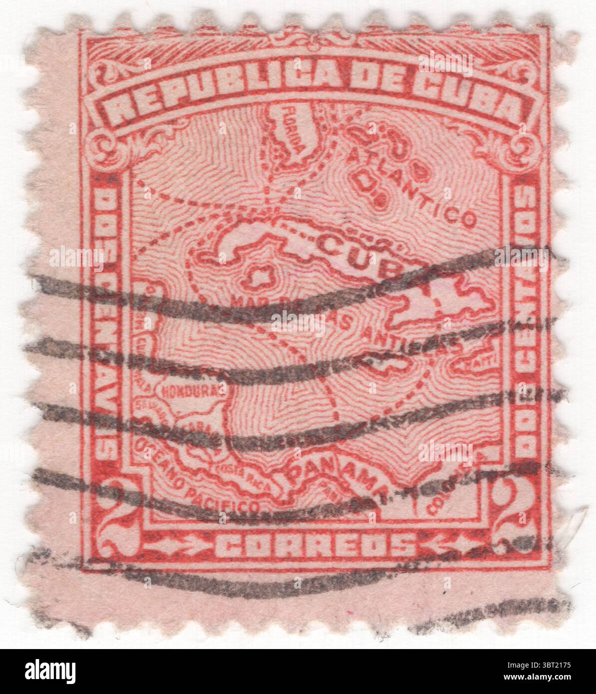 CUBA - 1er mai 1915 : timbre rouge à 2 centavo représentant une carte du pays. Cuba est un archipel de 4 195 îles, cayes et îlots situés dans le nord de la mer des Caraïbes à la confluence avec le golfe du Mexique et l'océan Atlantique. Avec toute l'île au sud du tropique du cancer, le climat local est tropical, modéré par les alizés du nord-est qui soufflent toute l'année. La température est également façonnée par le courant des Caraïbes, qui apporte de l'eau chaude de l'Équateur Banque D'Images