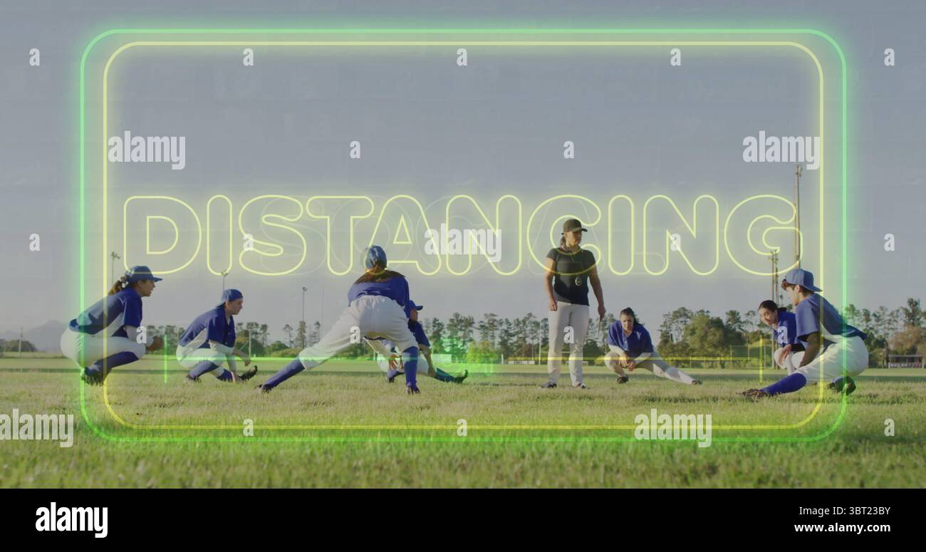 Joueurs de softball étirant portant des maillots et des casquettes de baseball sur le terrain, avec texte de DISTANCIATION néon Banque D'Images
