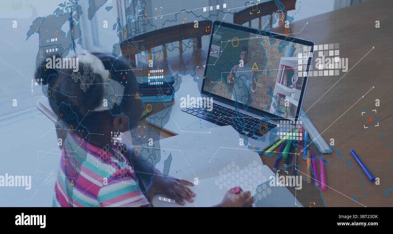 Écriture fille afro-américaine portant des écouteurs au bureau par fenêtre avec ordinateur portable montrant professeur Banque D'Images