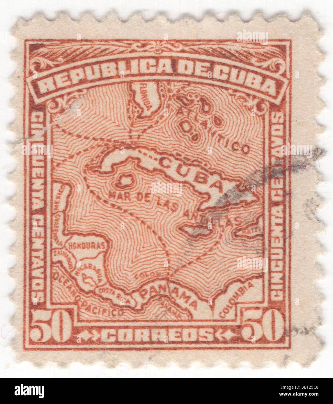 CUBA - 24 février 1914 : timbre orange centavo 50 représentant une carte du pays. Cuba est un archipel de 4 195 îles, cayes et îlots situés dans le nord de la mer des Caraïbes à la confluence avec le golfe du Mexique et l'océan Atlantique. Avec toute l'île au sud du tropique du cancer, le climat local est tropical, modéré par les alizés du nord-est qui soufflent toute l'année. La température est également façonnée par le courant des Caraïbes, qui apporte de l'eau chaude de l'Équateur Banque D'Images