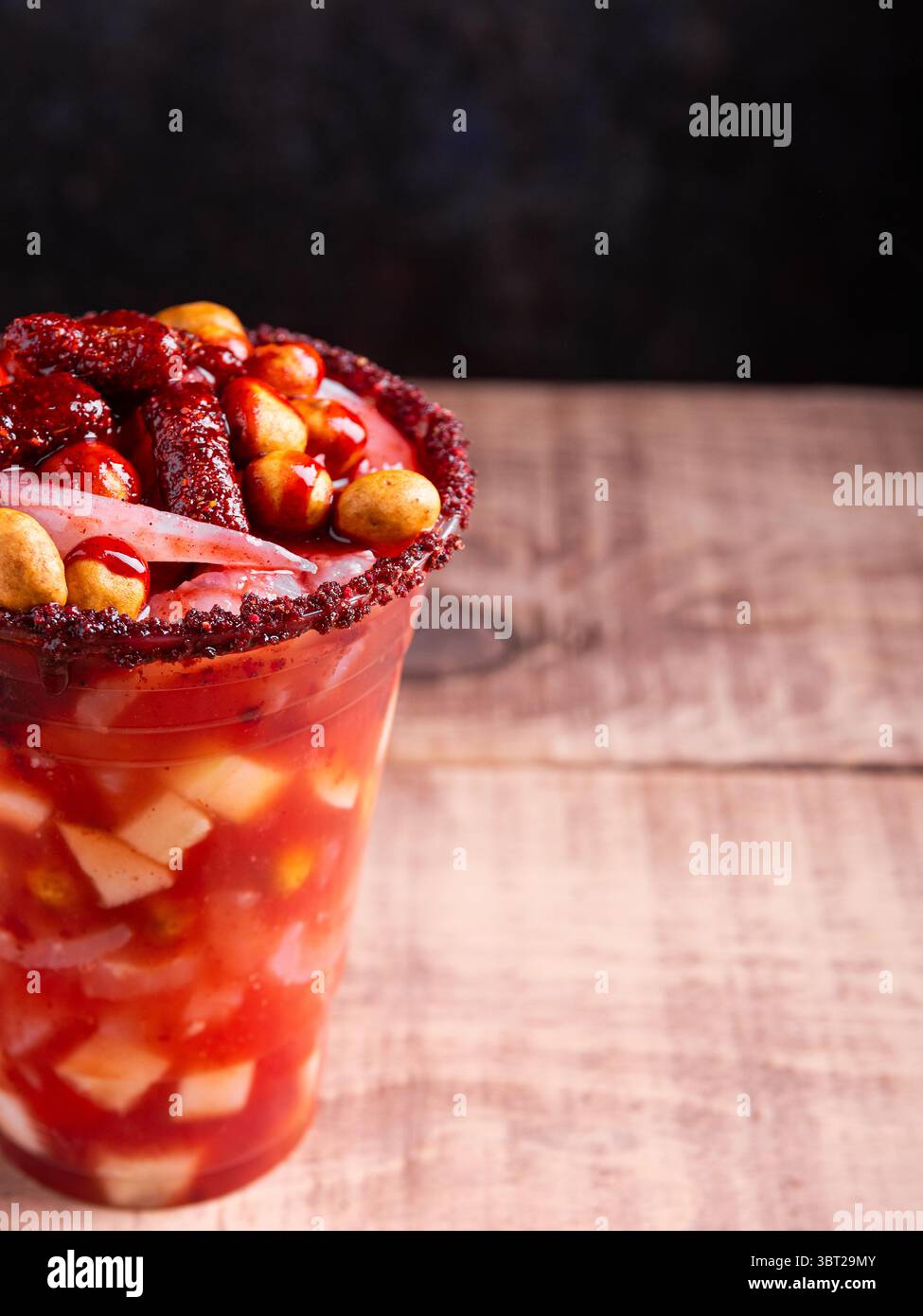 Petit verre fou, un mélange d'ingrédients sucrés, salés et épicés. Snack typique du Mexique. Banque D'Images