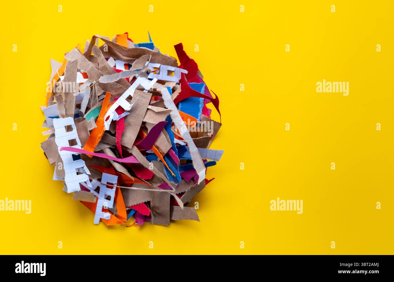 Pile de déchets de papier isolé sur fond, bandes de papier déchiquetées sur fond jaune, fond de papier recyclé Banque D'Images