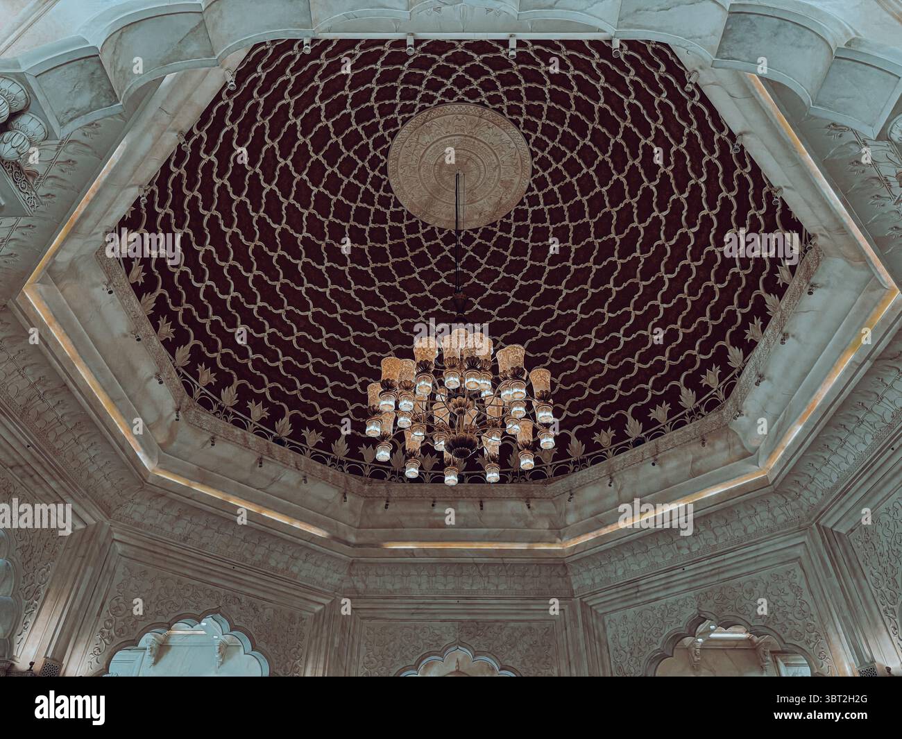 Plafond et voûte de la Grande Mosquée avec des motifs islamiques complexes rouge et or Banque D'Images
