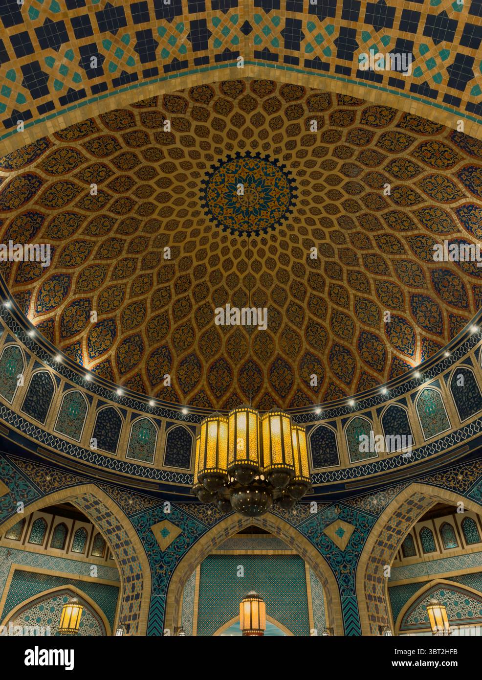 Plafond et voûte de la Grande Mosquée avec des motifs islamiques complexes bleus et or Banque D'Images
