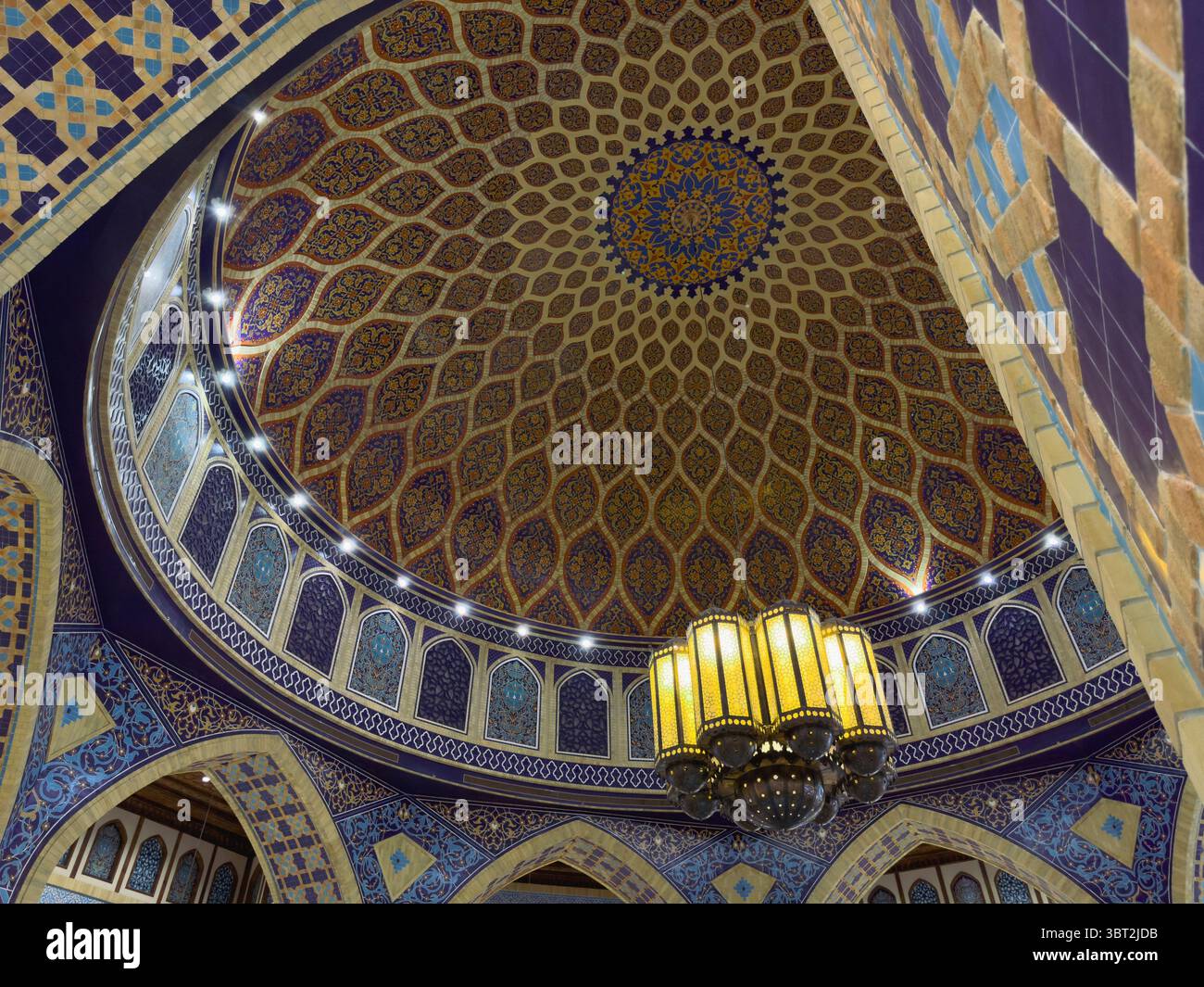 Intérieur de la mosquée turque avec dôme, arches et plafond peint à la main avec un grand lustre au centre, fond de design d'intérieur d'inspiration marocaine Banque D'Images