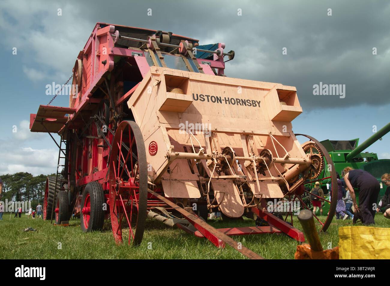 Machine de battage à vapeur antique vintage avec attachement de Trusser de paille Ruston Hornsby pour empaqueter la paille pour le chaulage, Royaume-Uni Banque D'Images