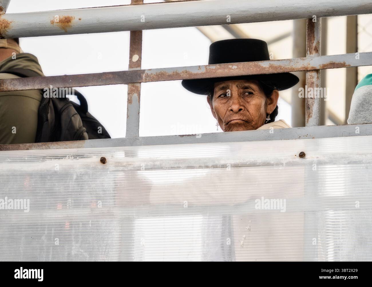 Paracas, Pérou - 14 mars 2025 : Portrait d'une femme péruvienne âgée portant un chapeau noir traditionnel Banque D'Images