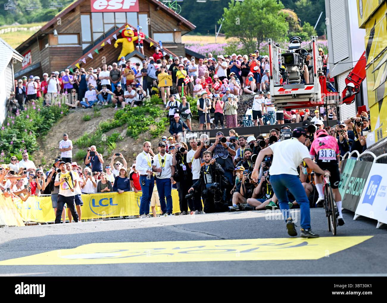 Tour de France 2025, étape 10, Ennezat > le Mont-Dore Puy de Sancy Ben Heal (EF Education-EasyPost) rattrapé par un assistant après avoir franchi la ligne épuisé de sa tentative de remporter le maillot jaune crédit : Peter Goding/Alamy Live News Banque D'Images